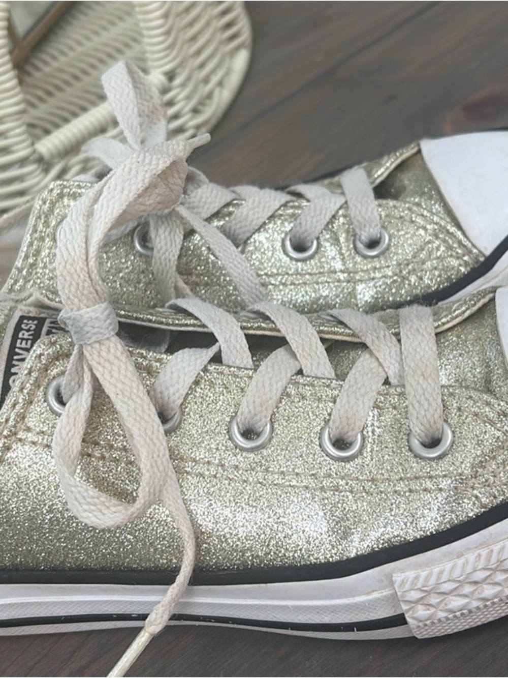 Girls size 1 preloved Converse Kids Gold Glitter Low Top Sneakers